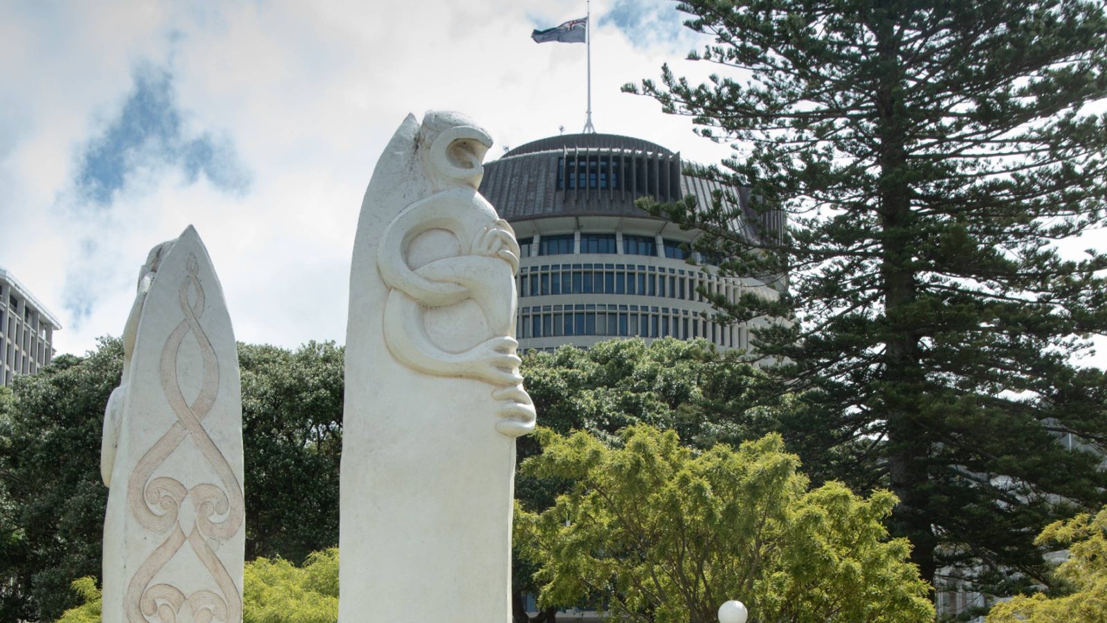 Po on Lambton Quay with The Beehive in the background 