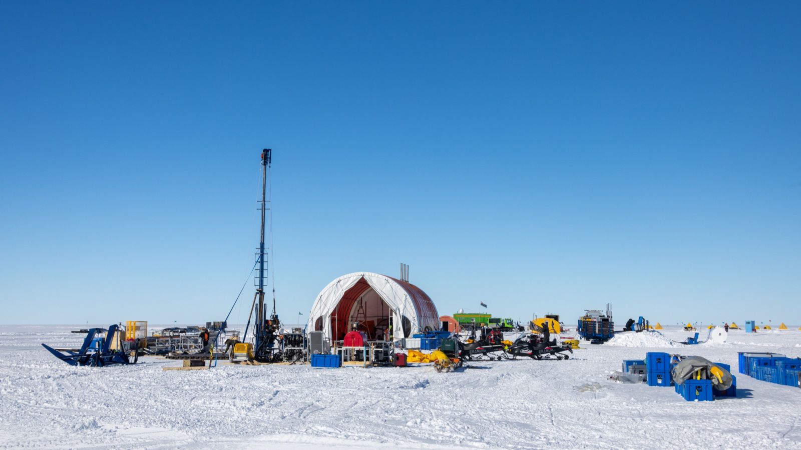 Setting up the drilling camp in Antartica 