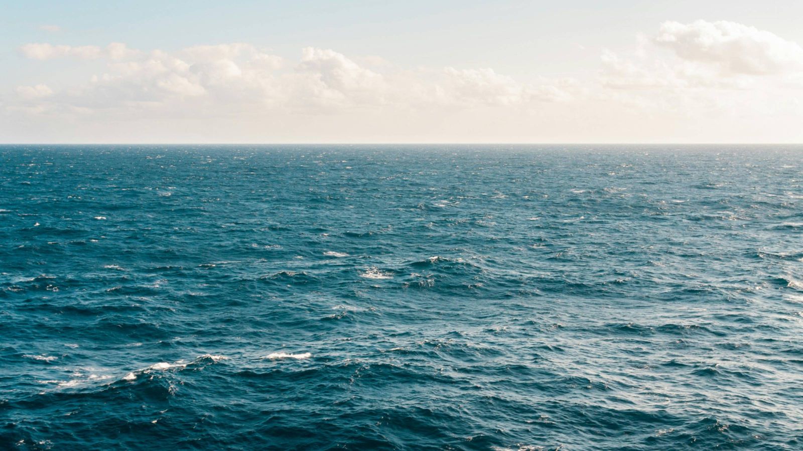 Ocean with horizon in the distance 