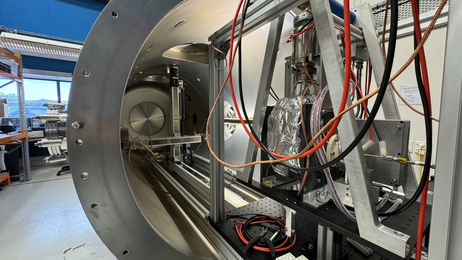 GERALDINE Vacuum chamber for testing space environments